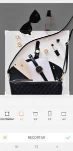 Foto de uma bolsa aberta com vários acessórios de fora mostrando a ferramenta Cortar do AirBrush.
