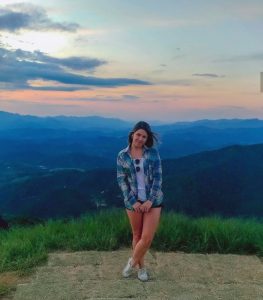 foto de uma mulher com uma paisagem de fundo