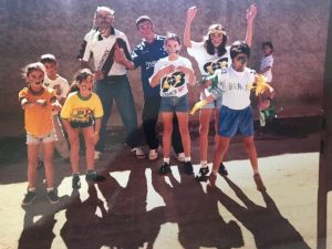 foto antiga com um grupo de amigos e familiares