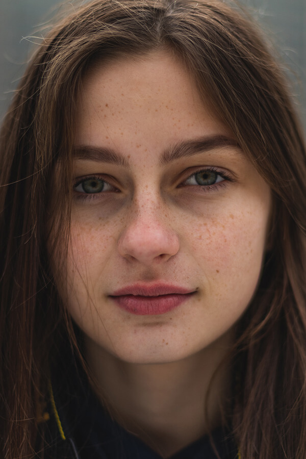 Foto de uma mulher com olhos verdes e sardas.