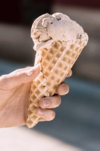 Foto de uma pessoa segurando uma casquinha de sorvete editada com o filtro Blanch
