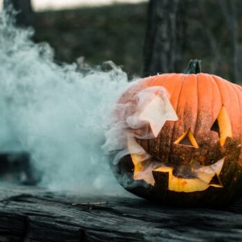 uma abobora com fumaça como tema de halloween