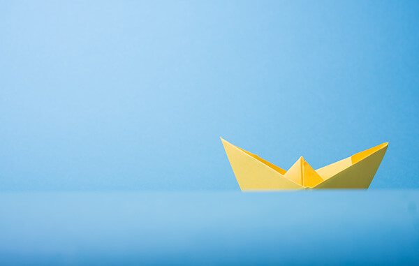 foto de um barco amarelo em um fundo azul