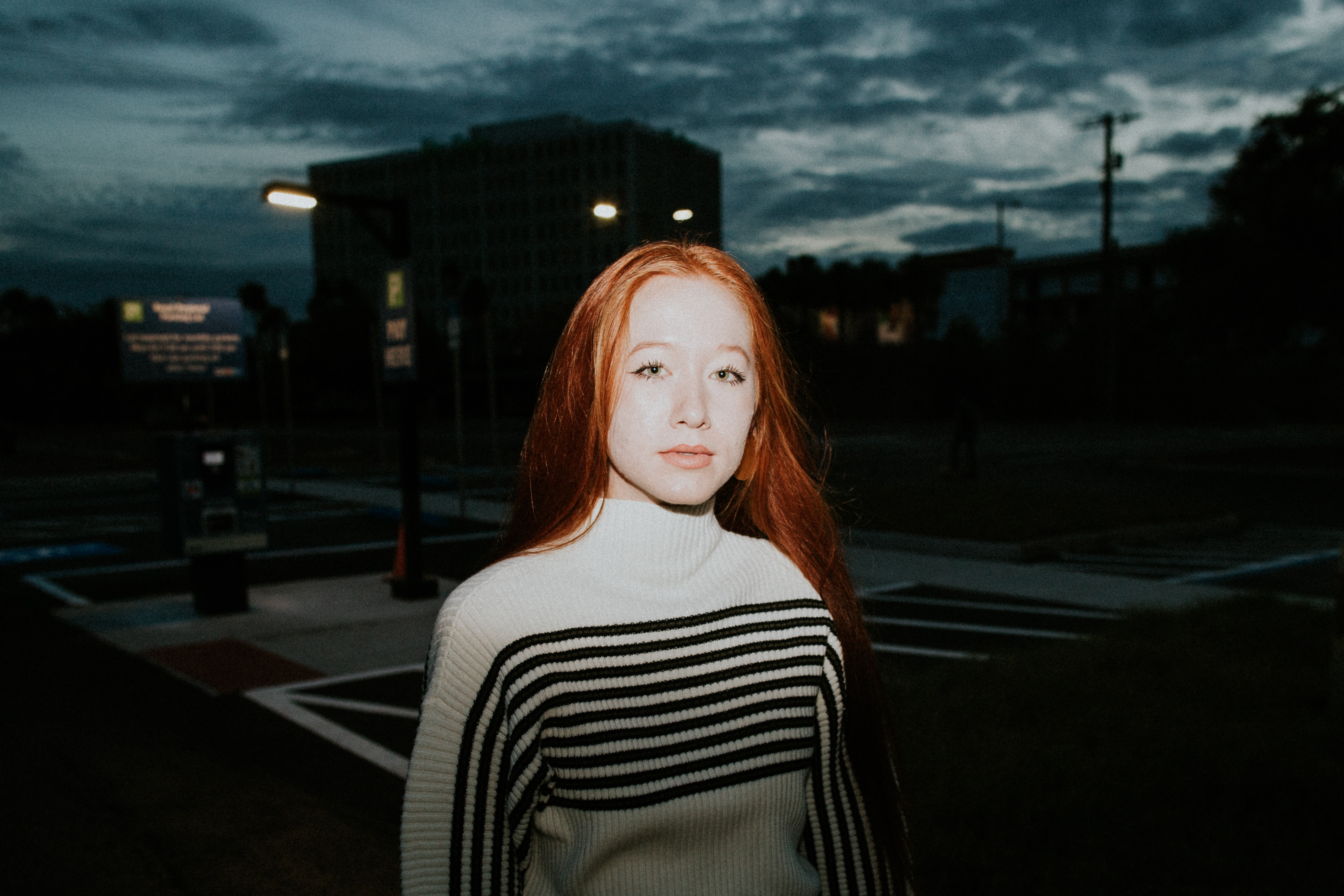 menina ruiva em frente a uma luz