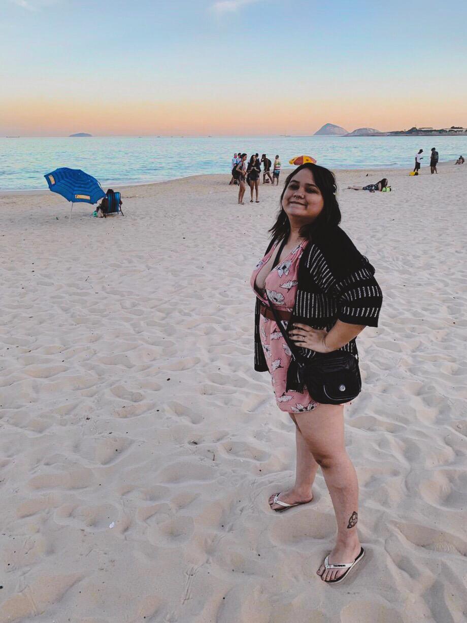 foto de uma mulher na praia com outro enquadramento