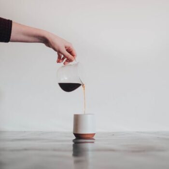 foto de uma jarra de café e uma xícara