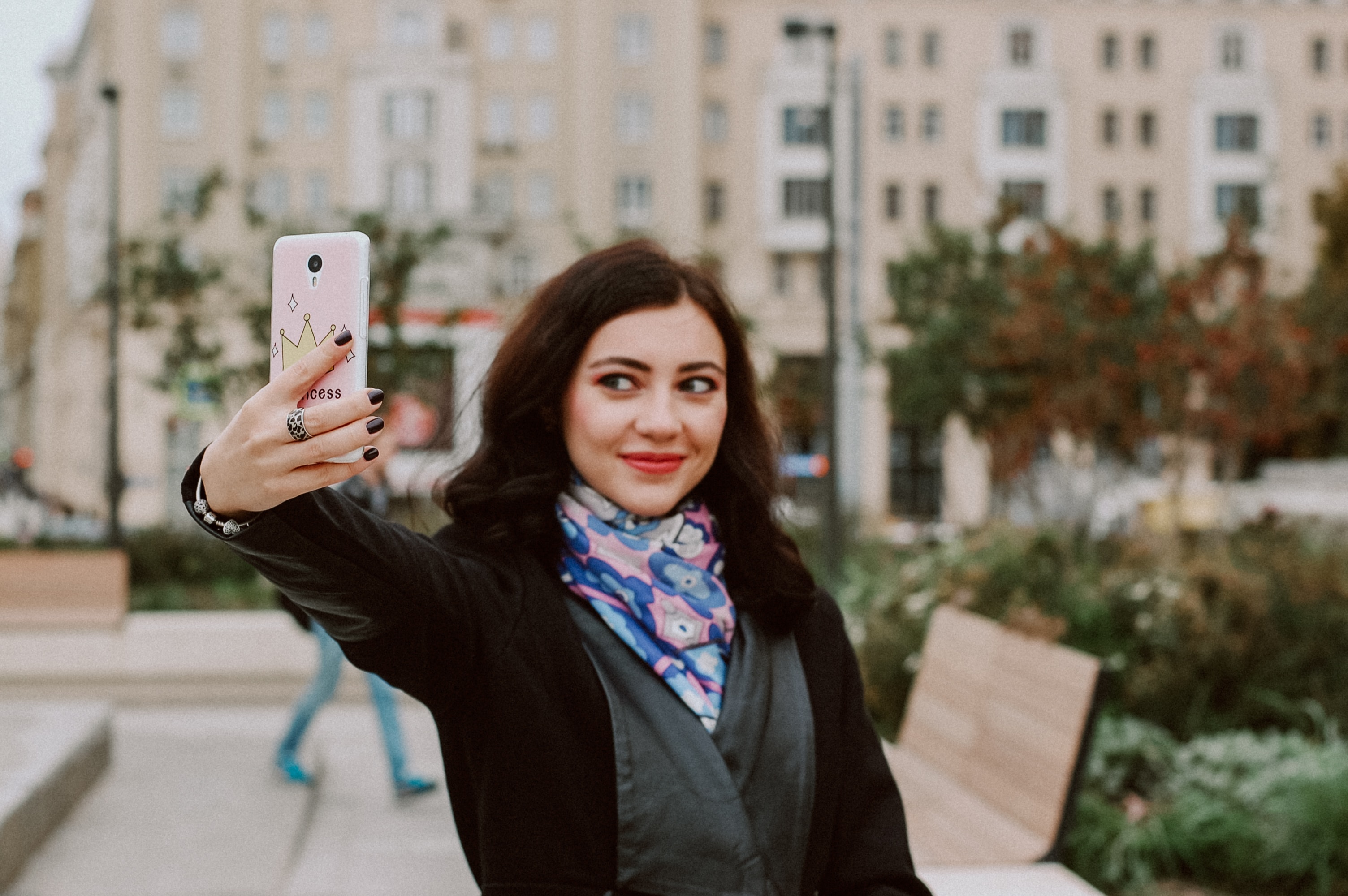 mulher tirando selfie no meio da rua