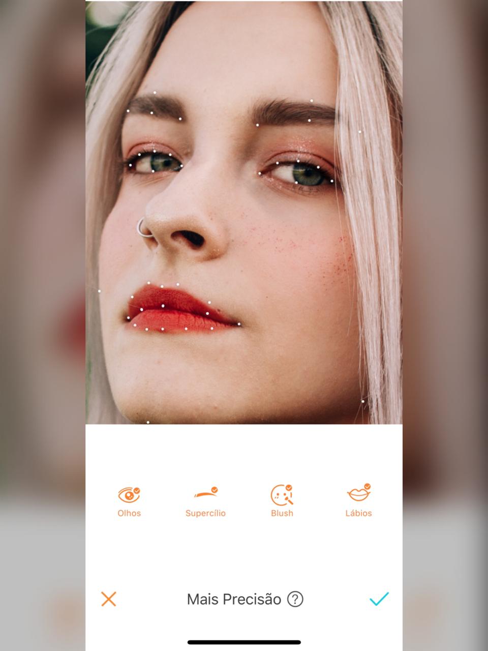 Tutorial de edição mostrando a precisão de edição do AirBrush focando nos detalhes do rosto da mulher da foto