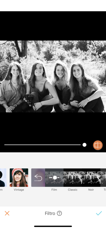foto de 4 amigas en la naturaleza en blanco y negro
