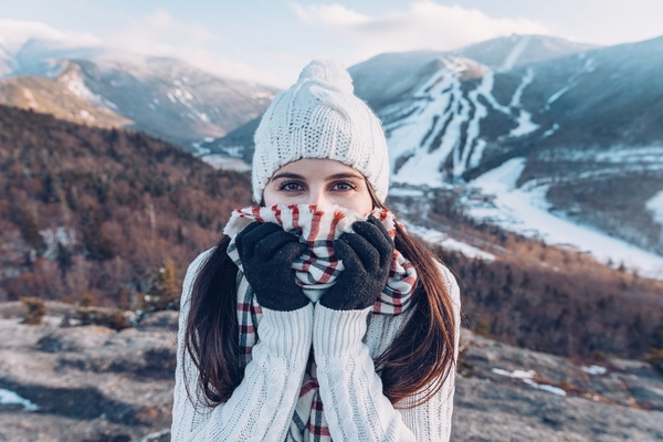 mujer en la montaña con ropa de invierno 