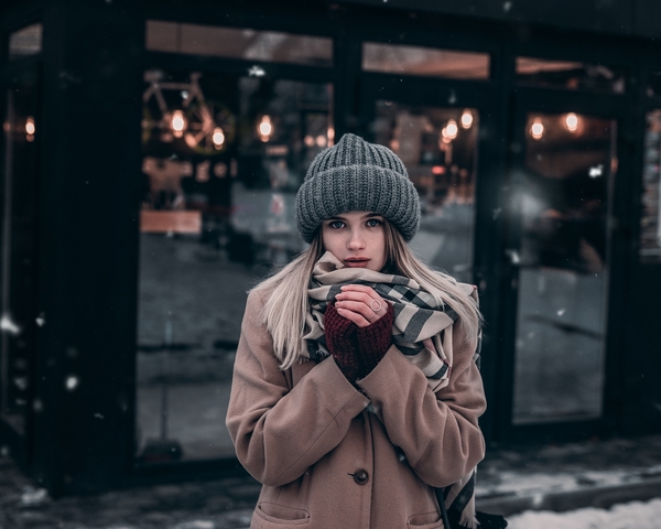 mujer rubia con ropa de invierno en la ciudad 