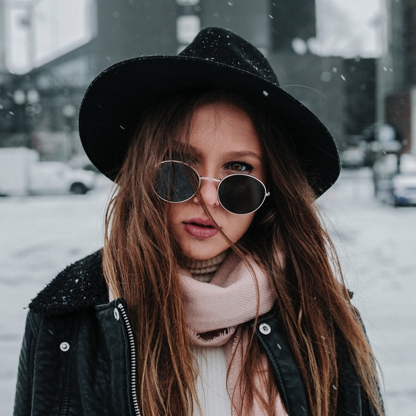 mujer rubia con ropa de invierno en la ciudad 