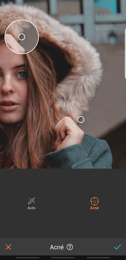 mujer peliroja con chamarra de gorrito y peluche