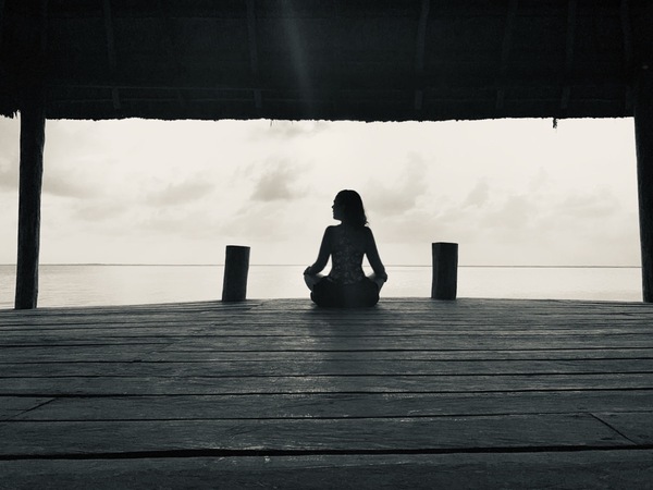 mujer meditando en una cabaña al aire libre 