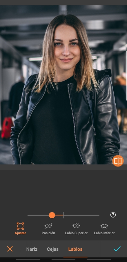 foto de mujer con cabello largo usando la herramienta para editar los labios