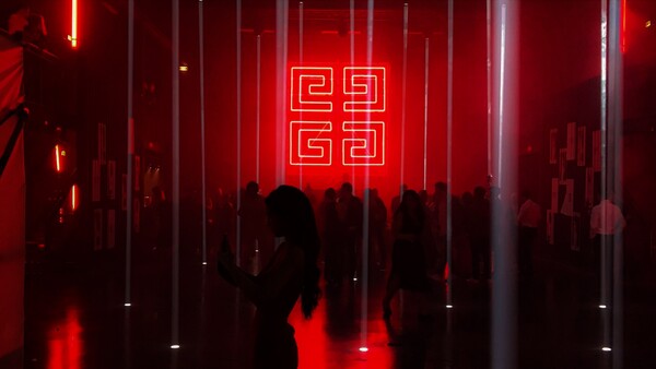 lugar de entretenimiento con ambiente de luces rojas