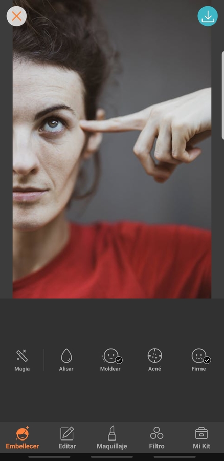 mujer con un dedo en las sienes