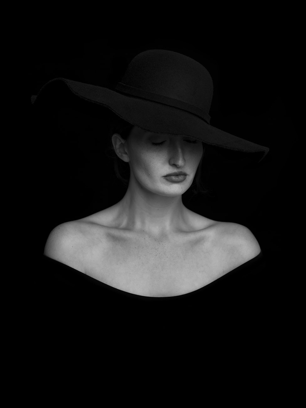 fotografía en blanco y negro de un busto