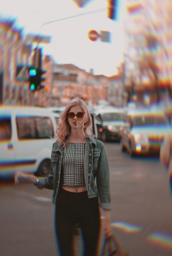 Mujer en la ciudad con efecto Prisma