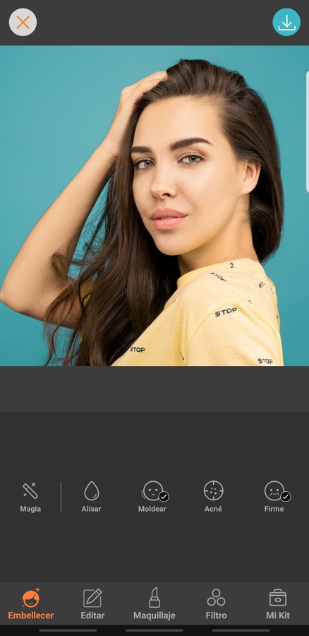 mujer con el cabello largo y playera amarilla