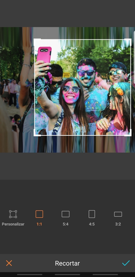 grupo de amigos con colores en sus caras
