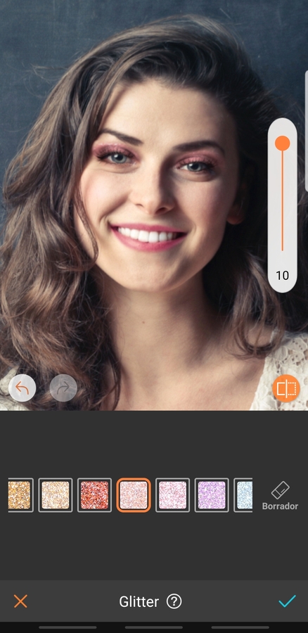 retrato de mujer sonriendo y con maquillaje llamativo