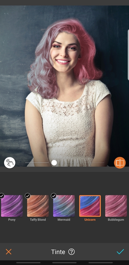 retrato de mujer sonriendo, con maquillaje llamativo y cabello rosa