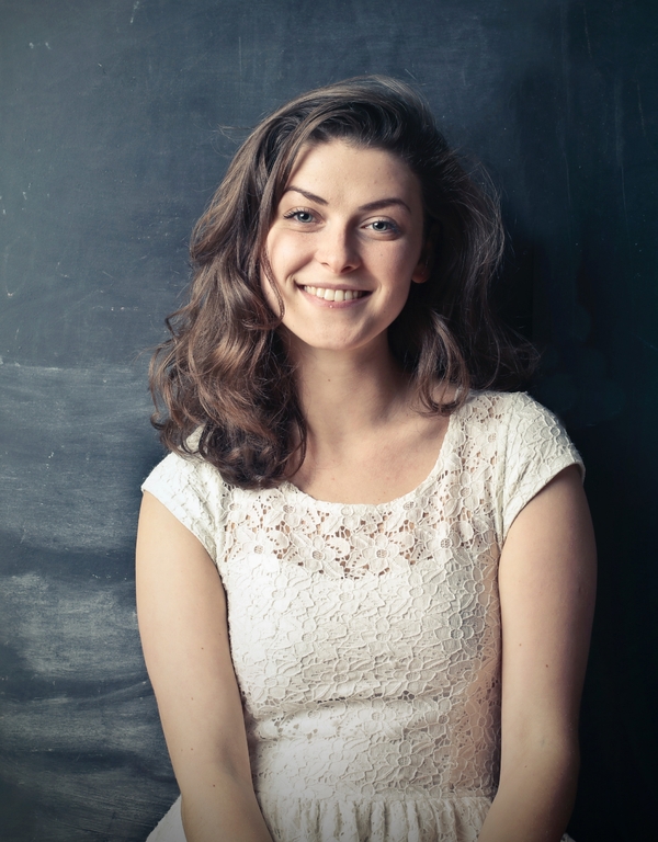 retrato de mujer sonriendo con vestido blanco