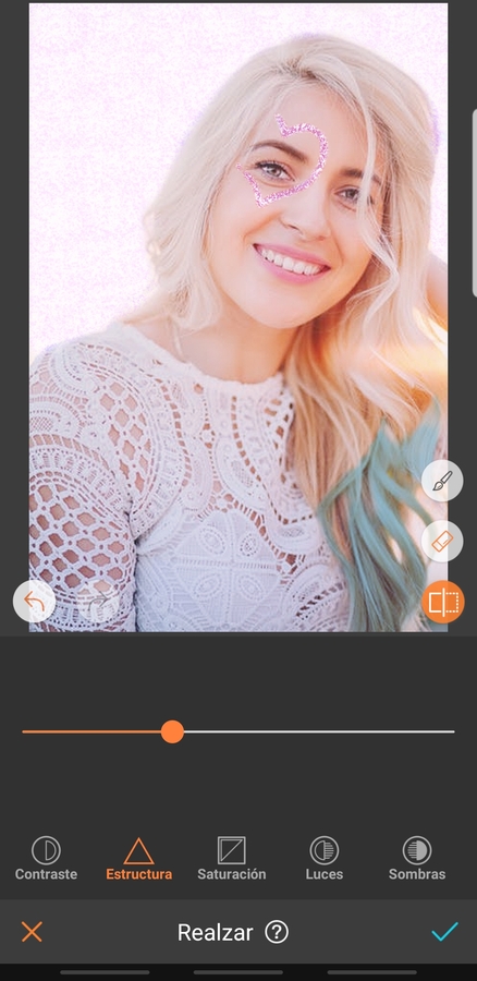 mujer rubia con un corazón de diamantina en el ojo