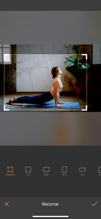 mujer haciendo yoga