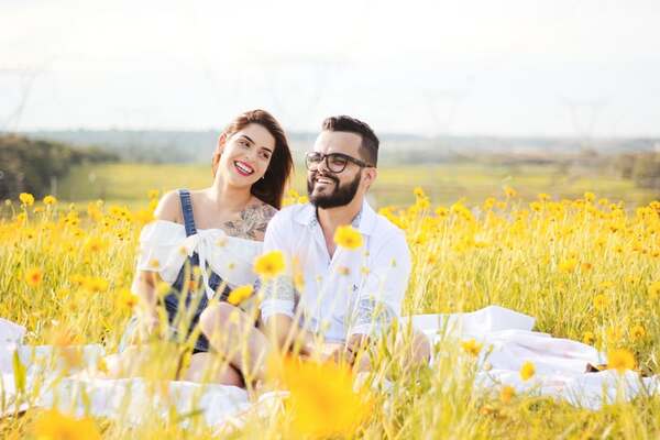 Foto de una pareja en un campo de flores para mostrar la primavera