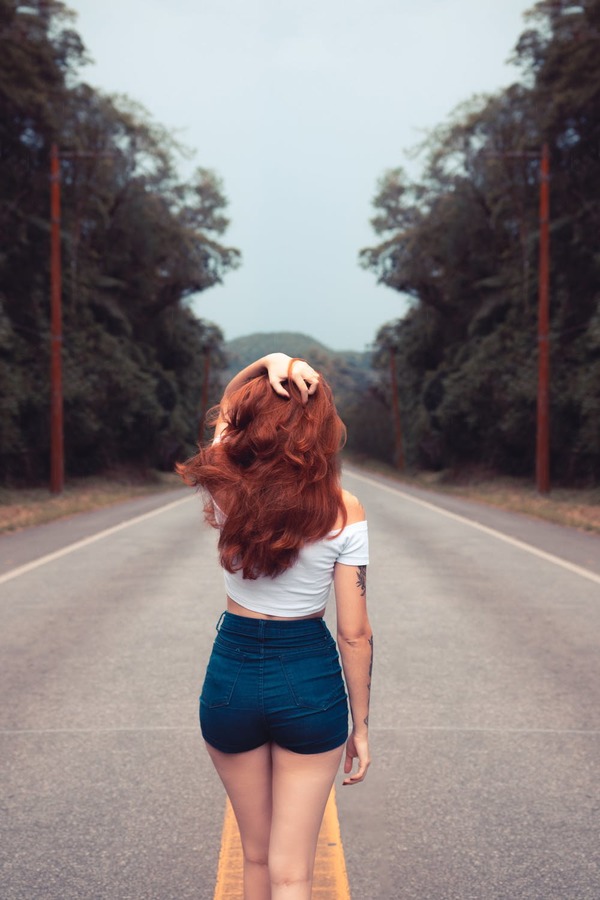 mujer en el camino