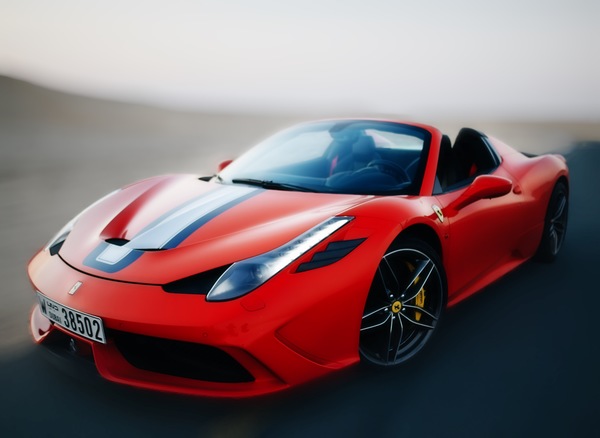 foto de un coche editado por AirBrush