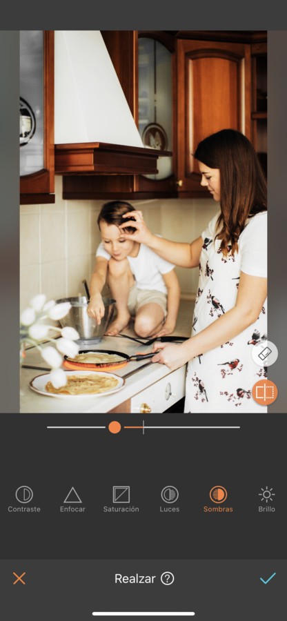 Mamá en la cocina cocinando junto con su hijo varón de 5 años.