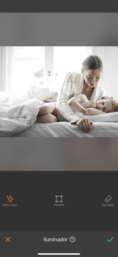 Mamá viendo cómo duerme su hija sobre la cama