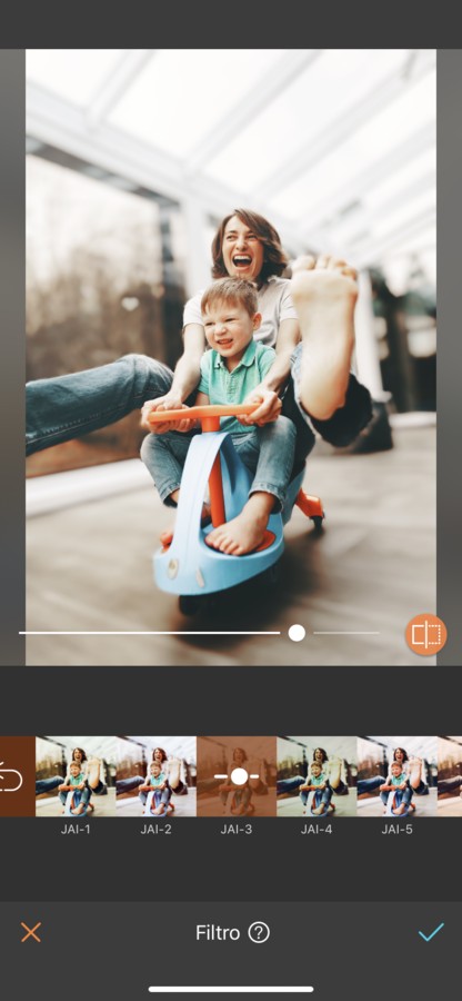 Mamá en un triciclo jugando con su hijo