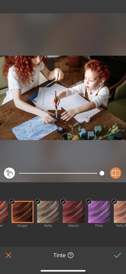 mamá con su hijo pelirrojo pintando