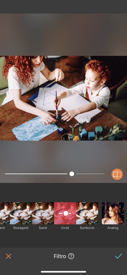 mamá con su hijo pelirrojo pintando