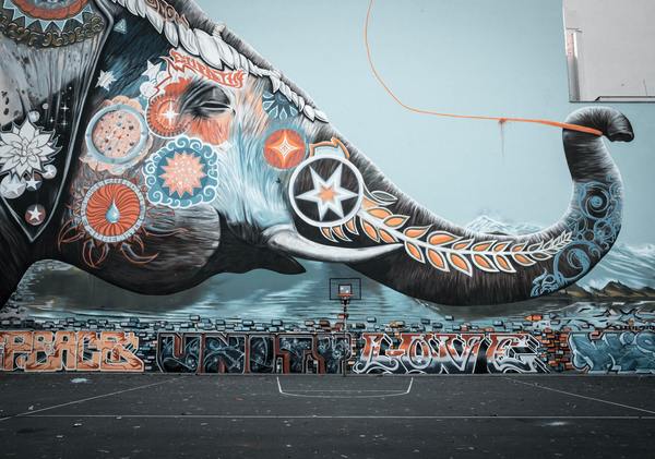 Arte urbano de un elefante pintado en una pared.