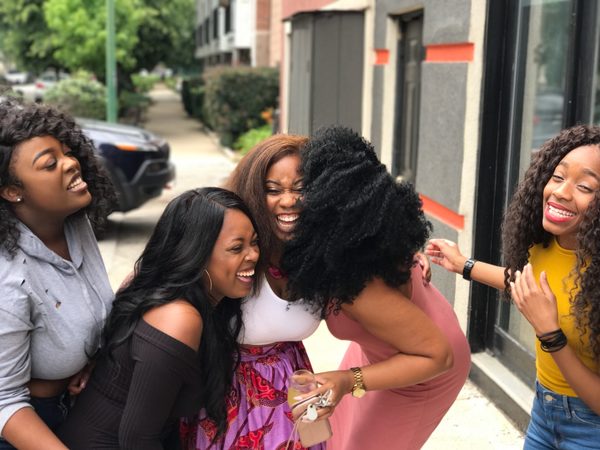 grupo de amigas afrodescendientes riendo