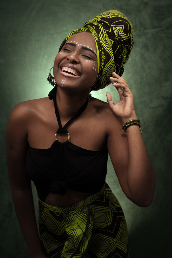 mujer afrodescendiente con mascada en el cabello