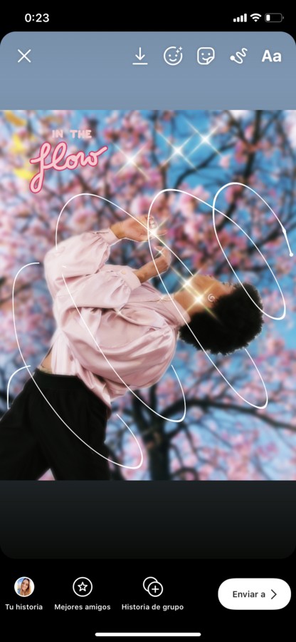 3 ideas para crear historias de Instagram mujer bailando flores