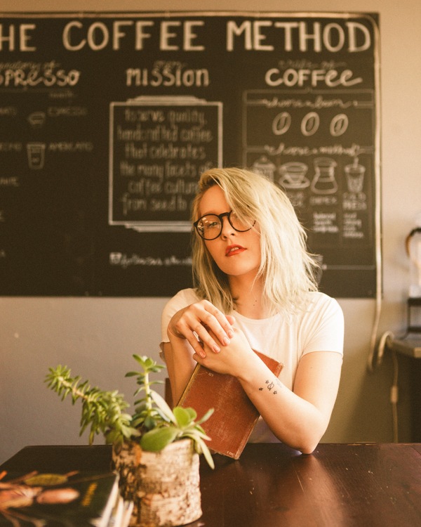mujer rubia en una cafetería