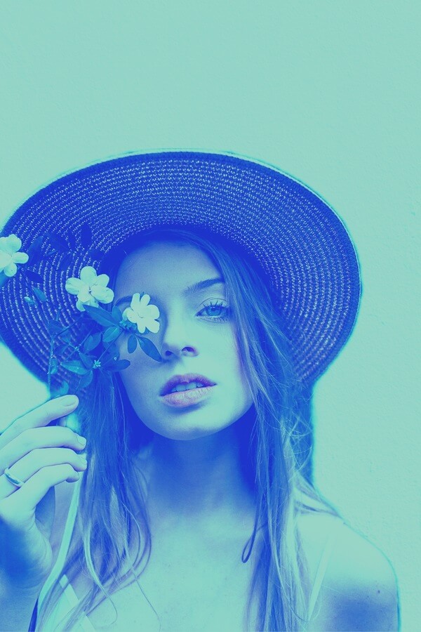 foto estilo pop art de mujer con sombrero y flores