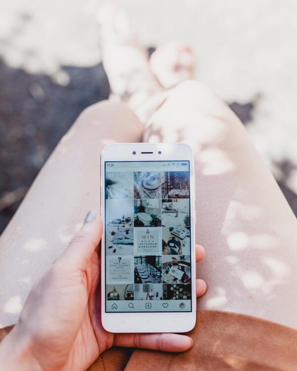 Foto da tela de um celular mostrando o feed do instagram