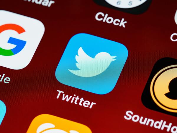 Ícone azul do app do Twitter na tela de um smartphone
