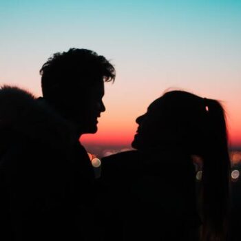 Sombra de um casal de namorados ao pôr-do-sol