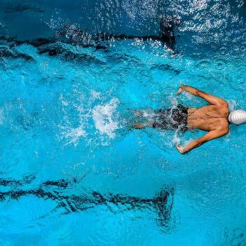 Foto tirada de cima de uma pessoa nadando profissionalmente