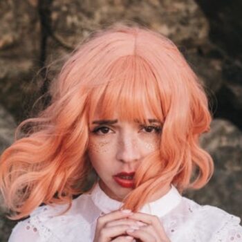 mujer con cabello rosa