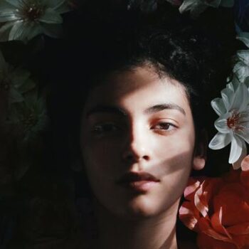 foto do rosto de uma mulher com flores ao redor